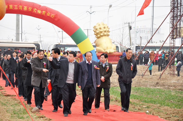 舞钢市委书记高永华一行莅临典礼现场
