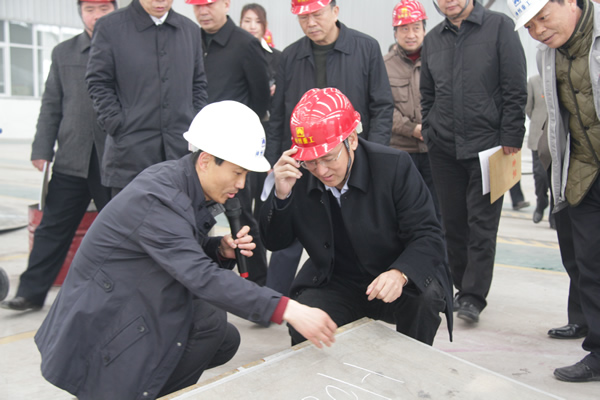 平顶山市委副书记、市长张国伟在舞钢市长白立凡陪同下莅临香港宝典免费大全视察指导工作 